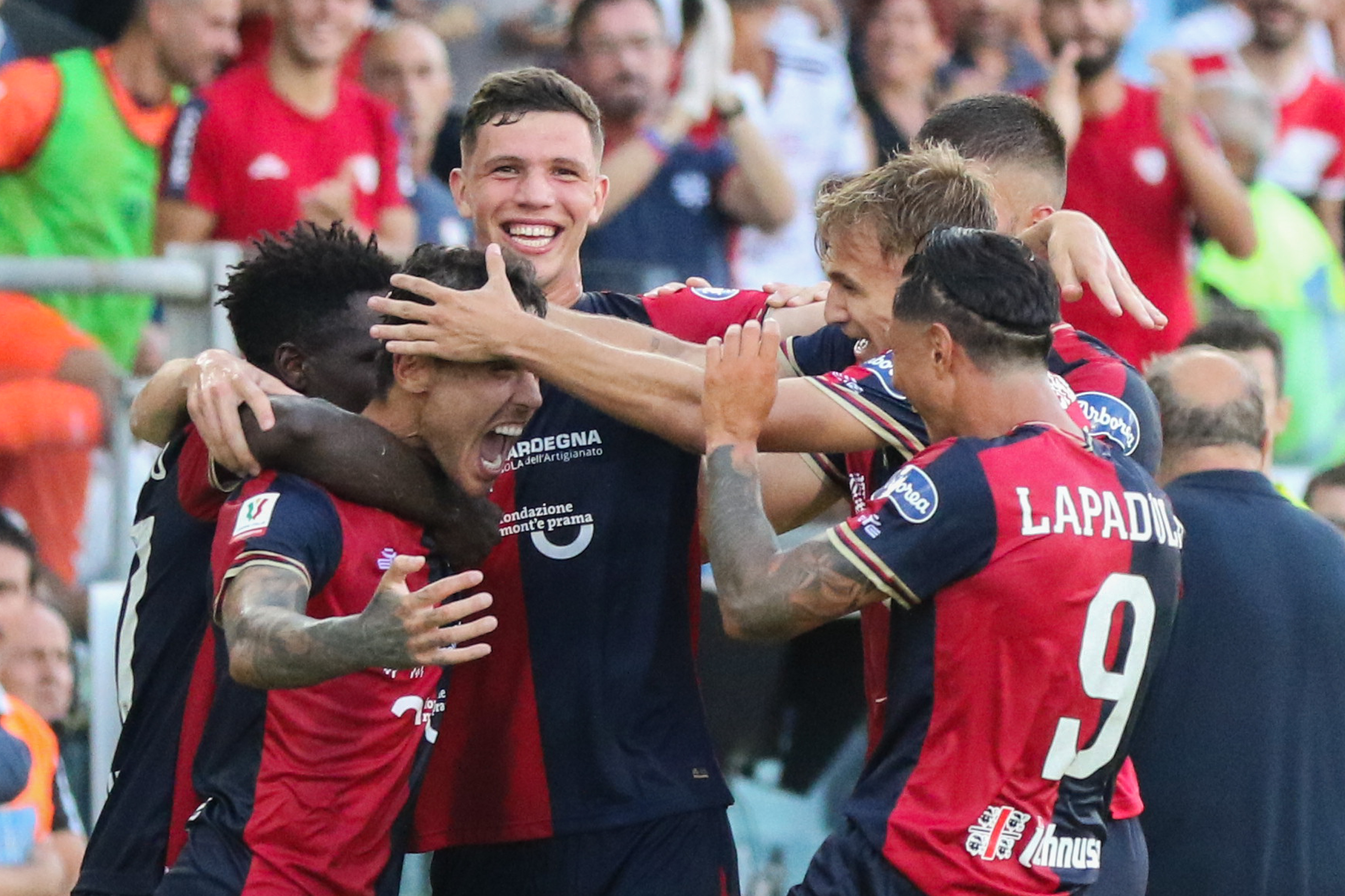 I giocatori del Cagliari esultano per un gol