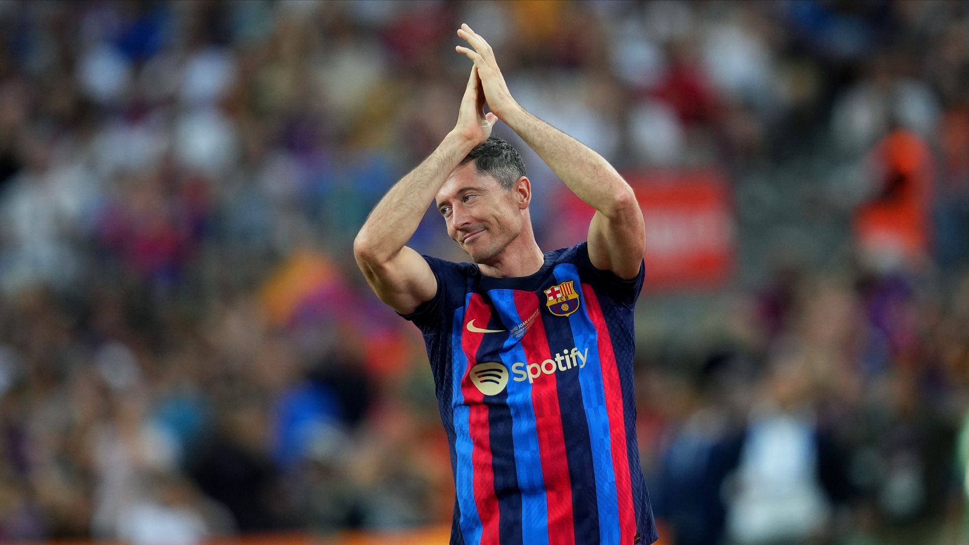Robert Lewandowski applaude i tifosi del Barcellona