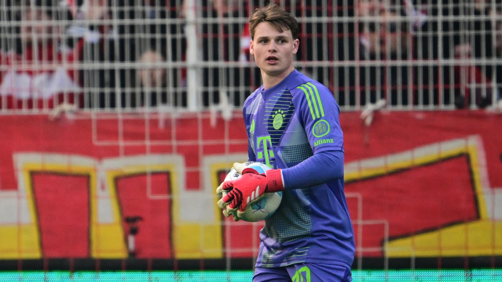 Jonas Urbig FC Bayern München 2025