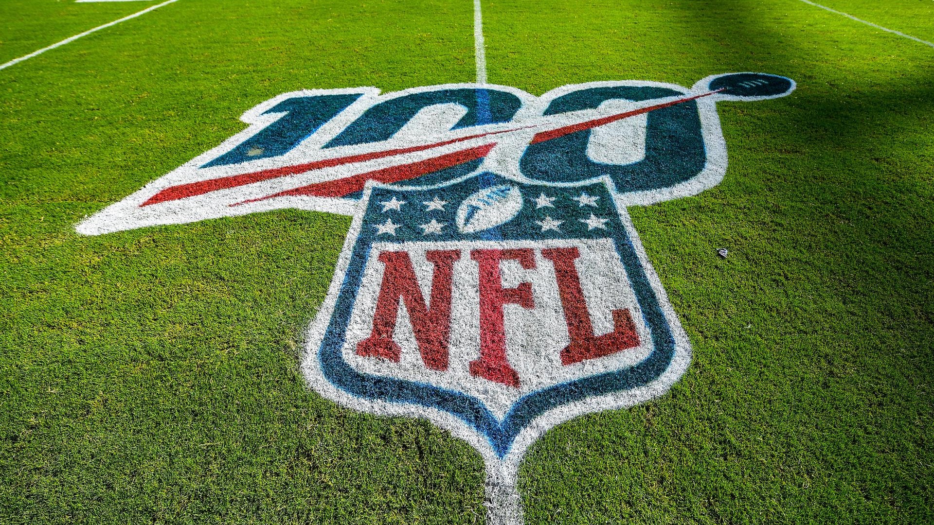 Logo NFL al centro del campo