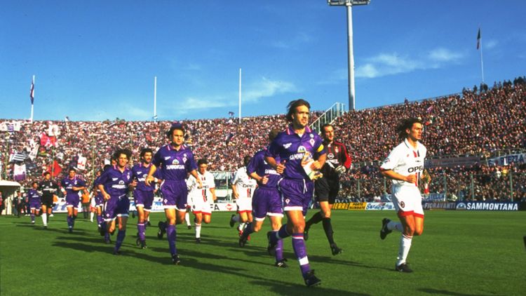 Fiorentina e Milan entrano in campo allo Stadio Artemio Franchi