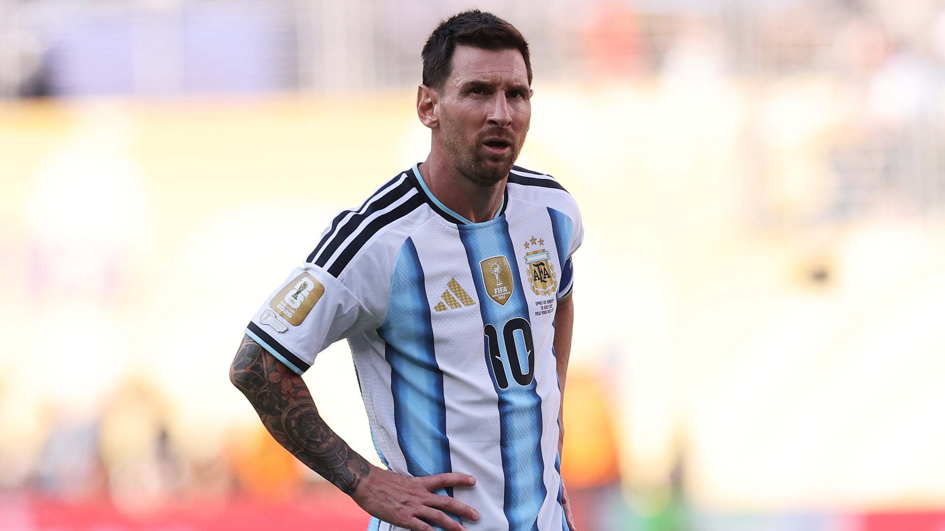 Messi in campo in maglia Argentina