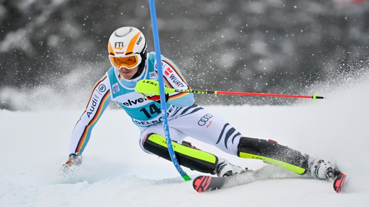 Lo sciatore Linus Strasser durante lo slalom di Adelboden del 2021