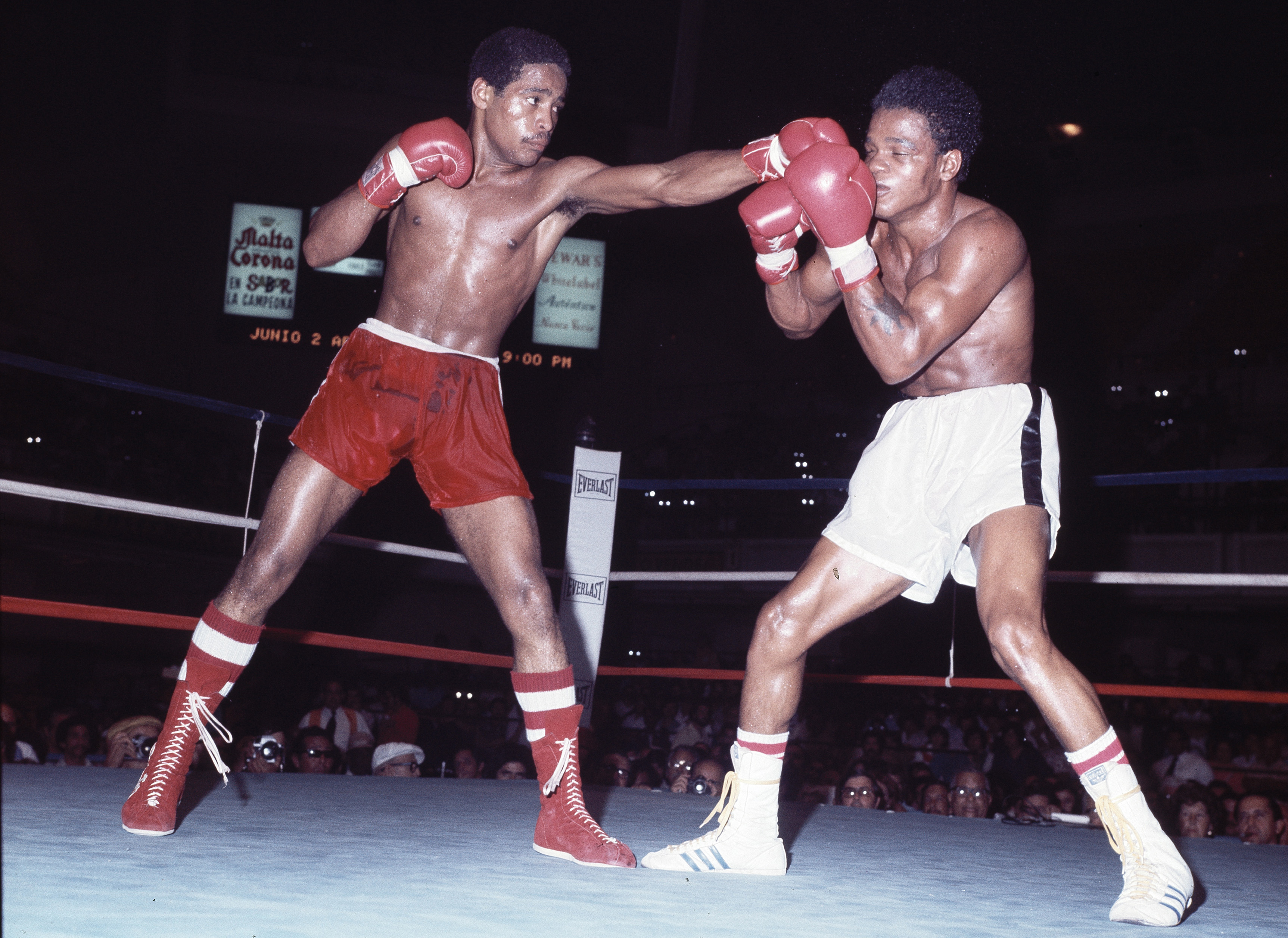 Wilfredo Benitez fights Emiliano Villa on May 31, 1976 in San Juan, Puerto Rico