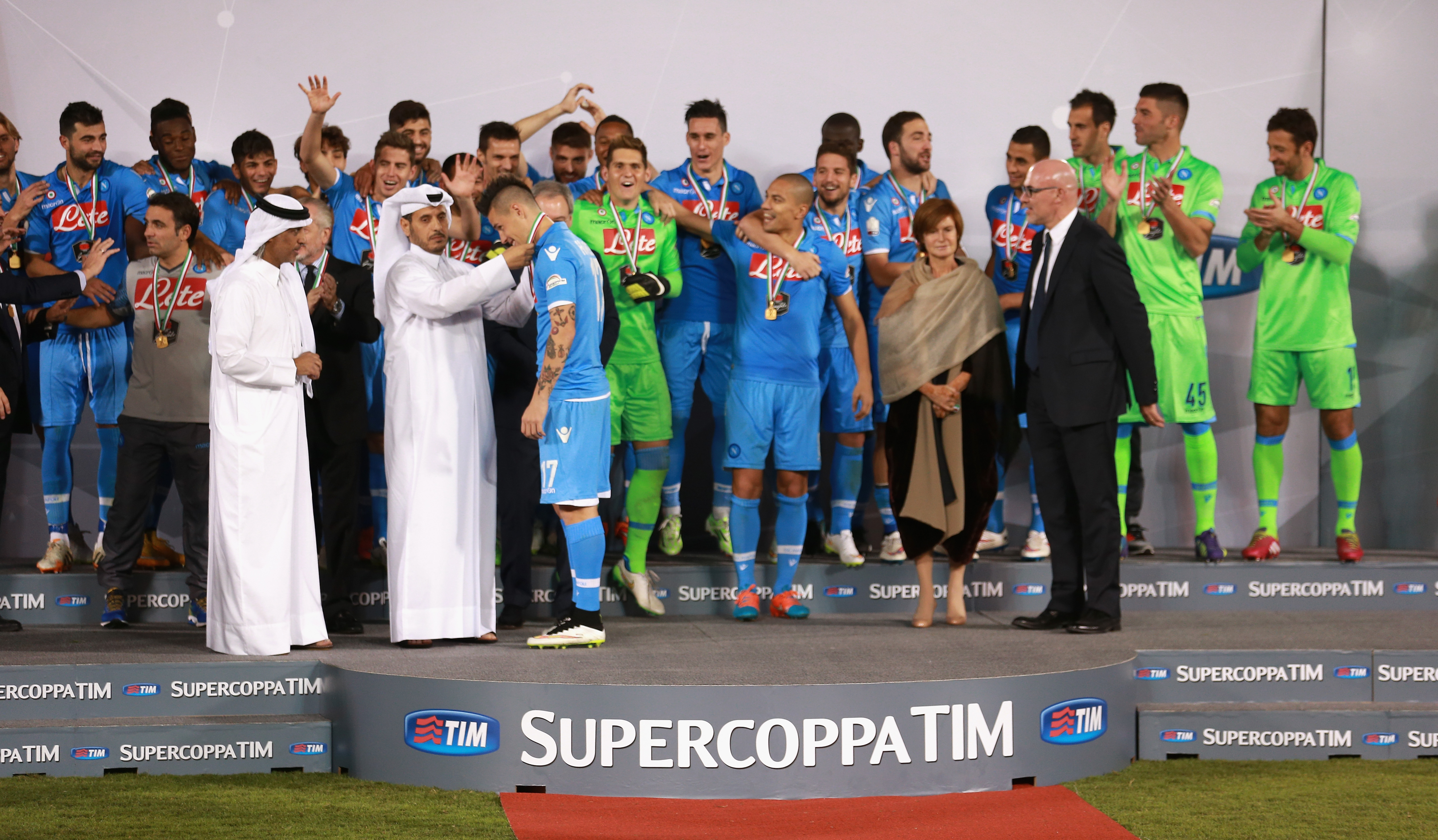I giocatori del Napoli durante la premiazione per la vittoria della Supercoppa italiana