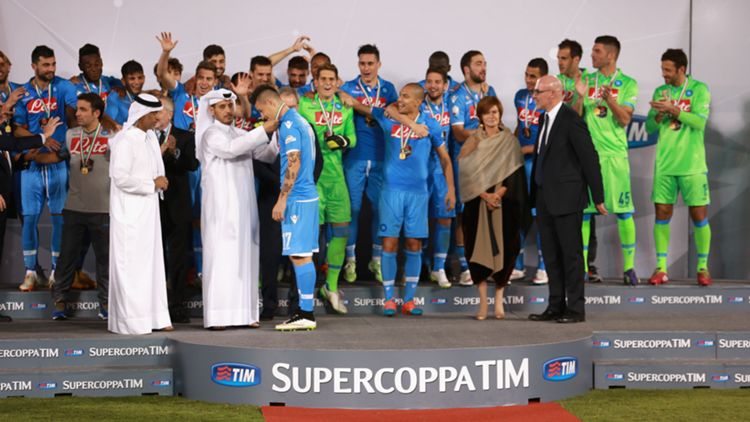 I giocatori del Napoli durante la premiazione per la vittoria della Supercoppa italiana