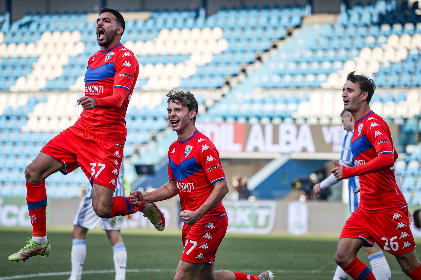 Esultanza di squadra per il Brescia dopo una rete in Serie B 2021-22