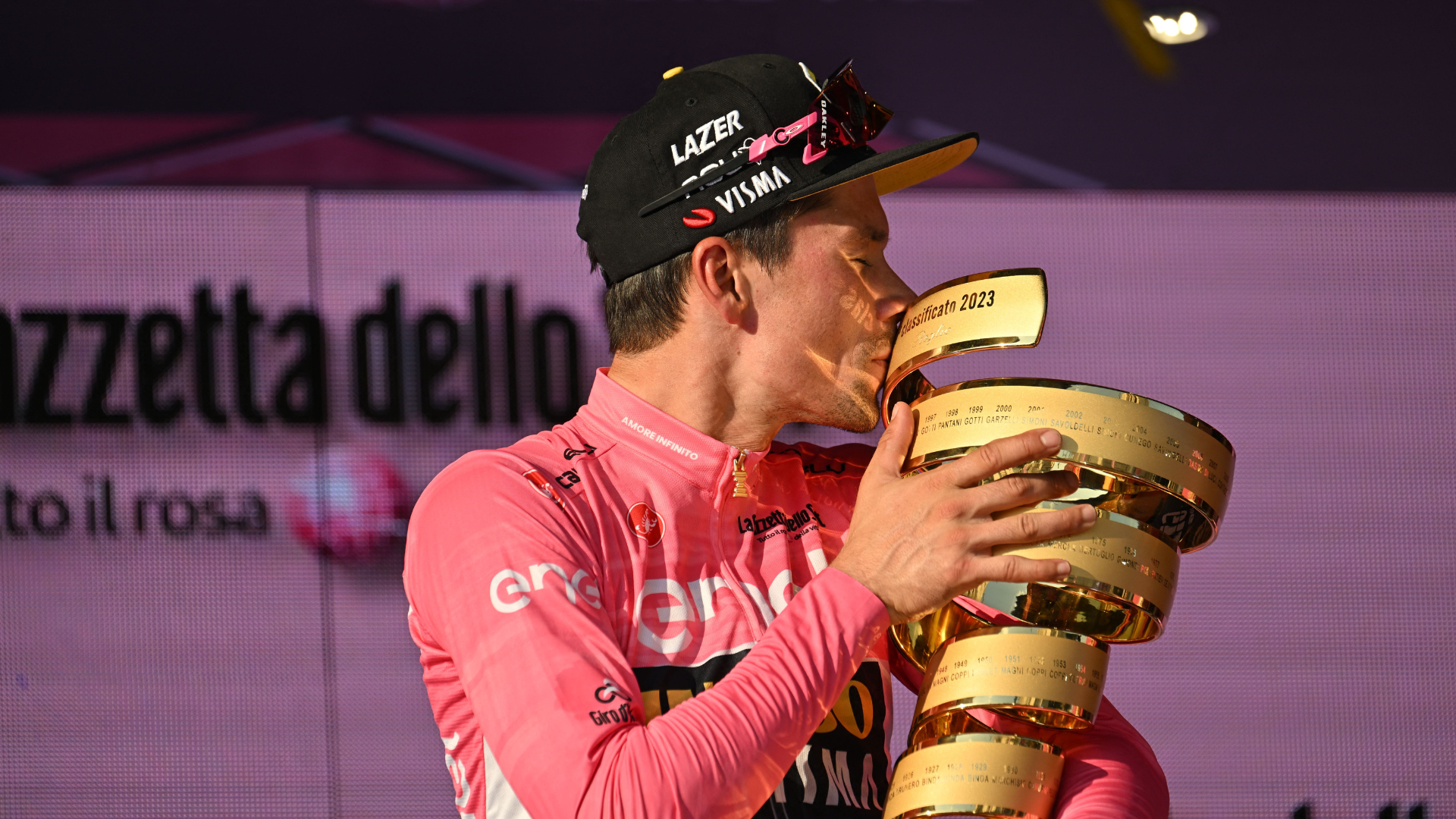 Primoz Roglic festeggia la vittoria del Giro d'Italia 2023