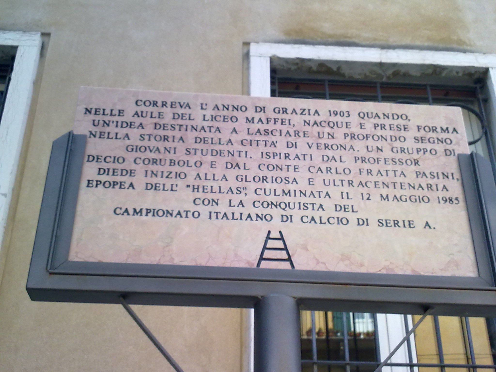 Targa della fondazione dell'AC Hellas, liceo Maffei di Verona