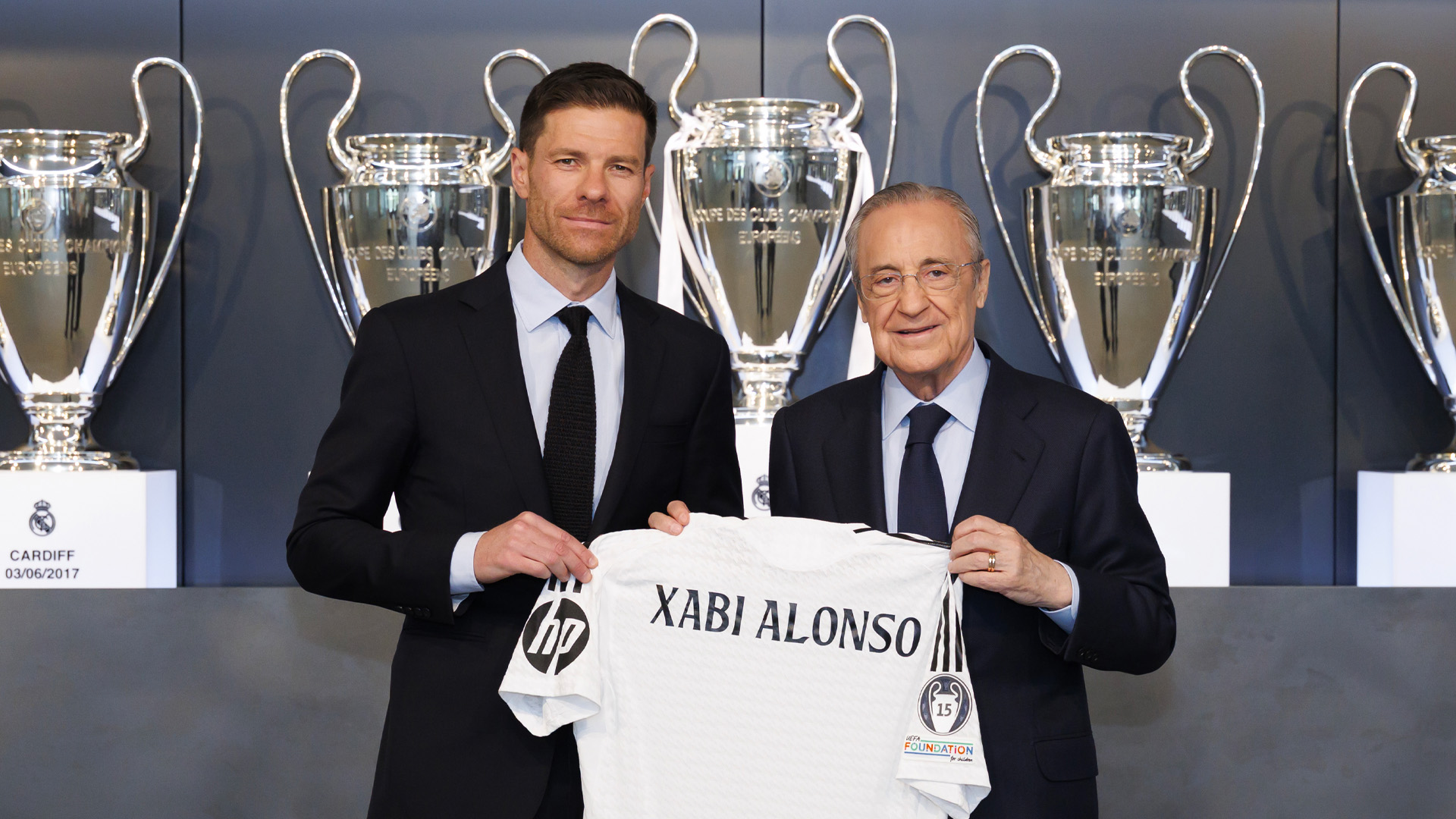 Xabi Alonso e Florentino Perez con la maglia del Real Madrid