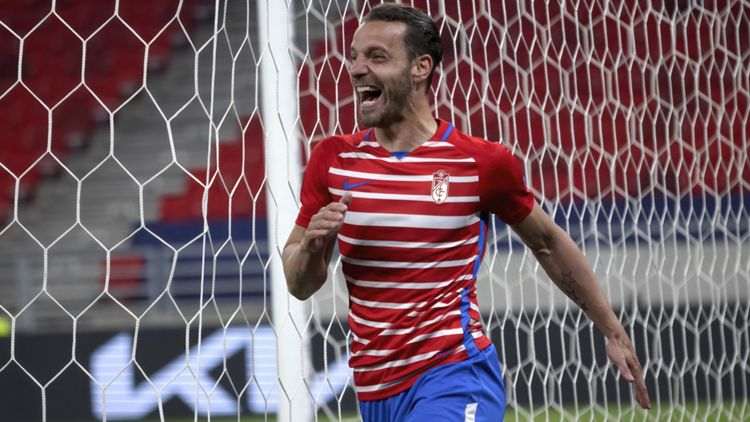 Attaccante del Granada esulta dopo un gol