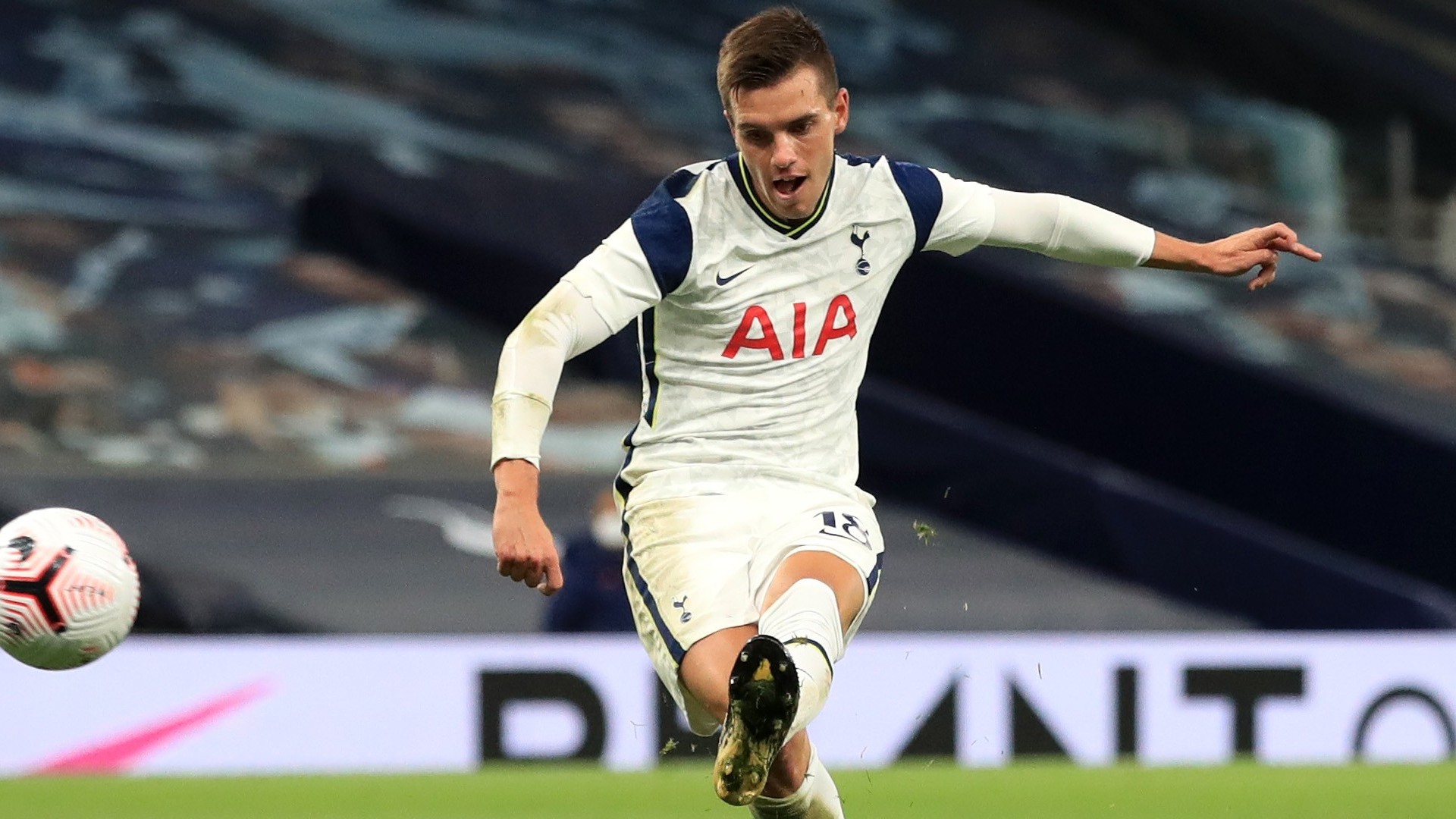 Lo Celso in azione con il Tottenham