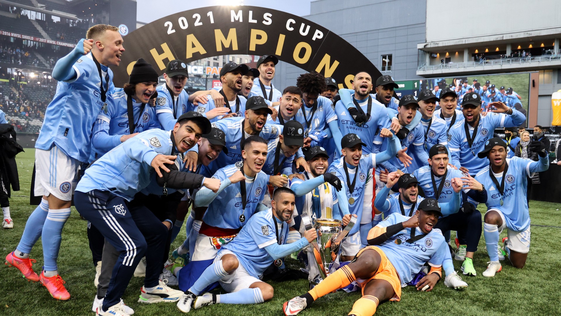 New York City alza al cielo la MLS Cup 2021 dopo la finale vinta contro Portland Timbers