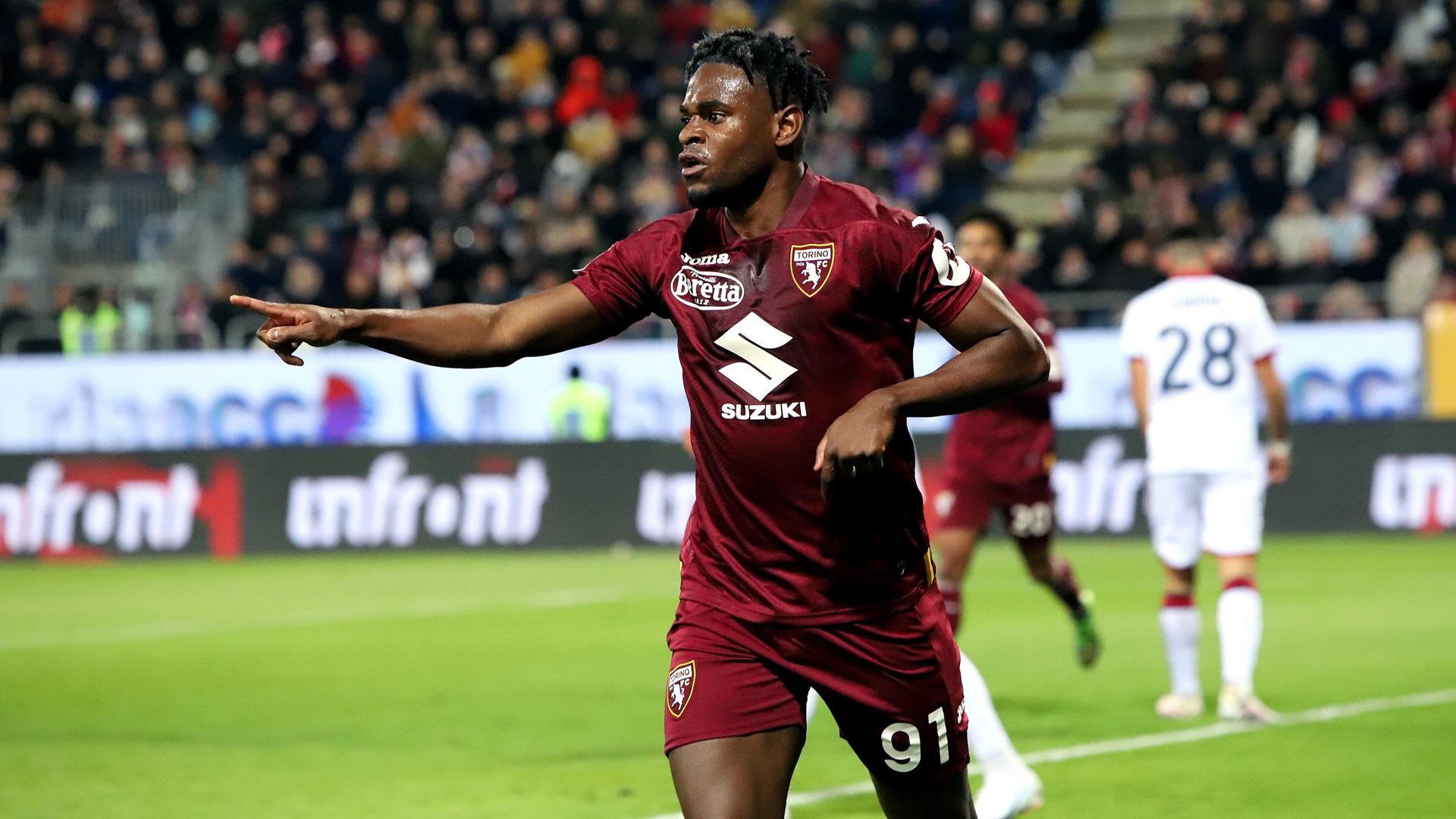 Zapata esulta dopo il gol al Cagliari