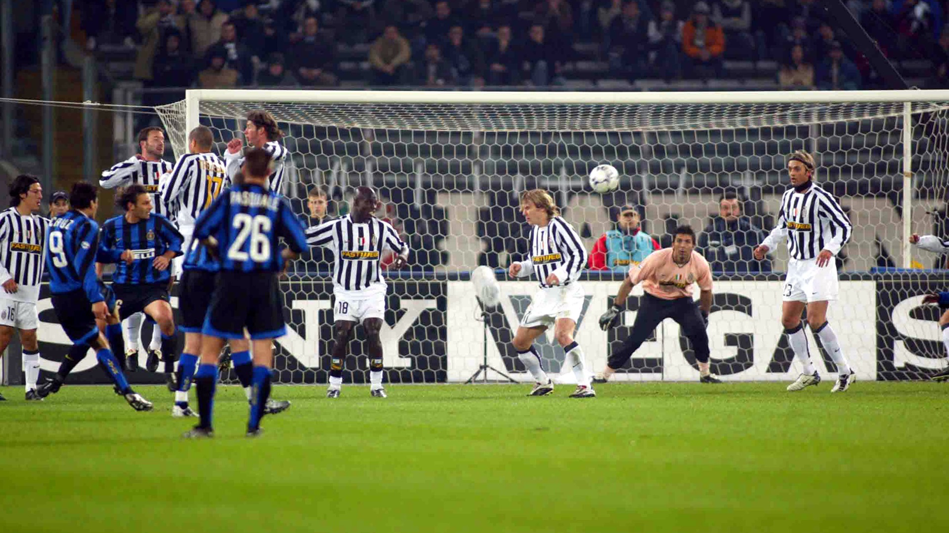 Julio Ricardo Cruz a segno in un Juventus-Inter