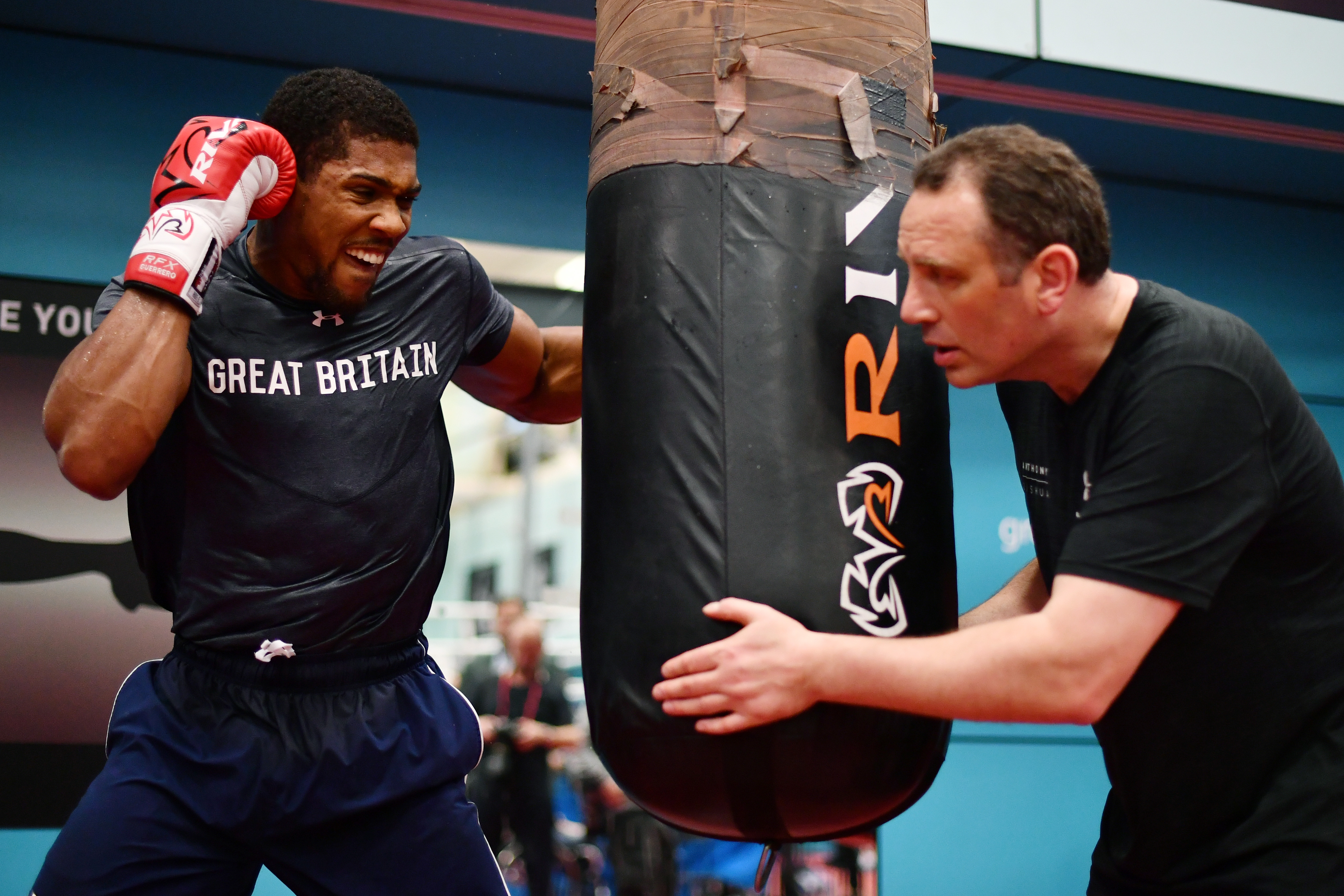 Joshua si allena con il sacco da boxe