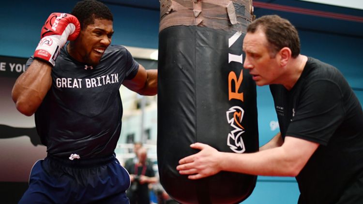 Joshua si allena con il sacco da boxe
