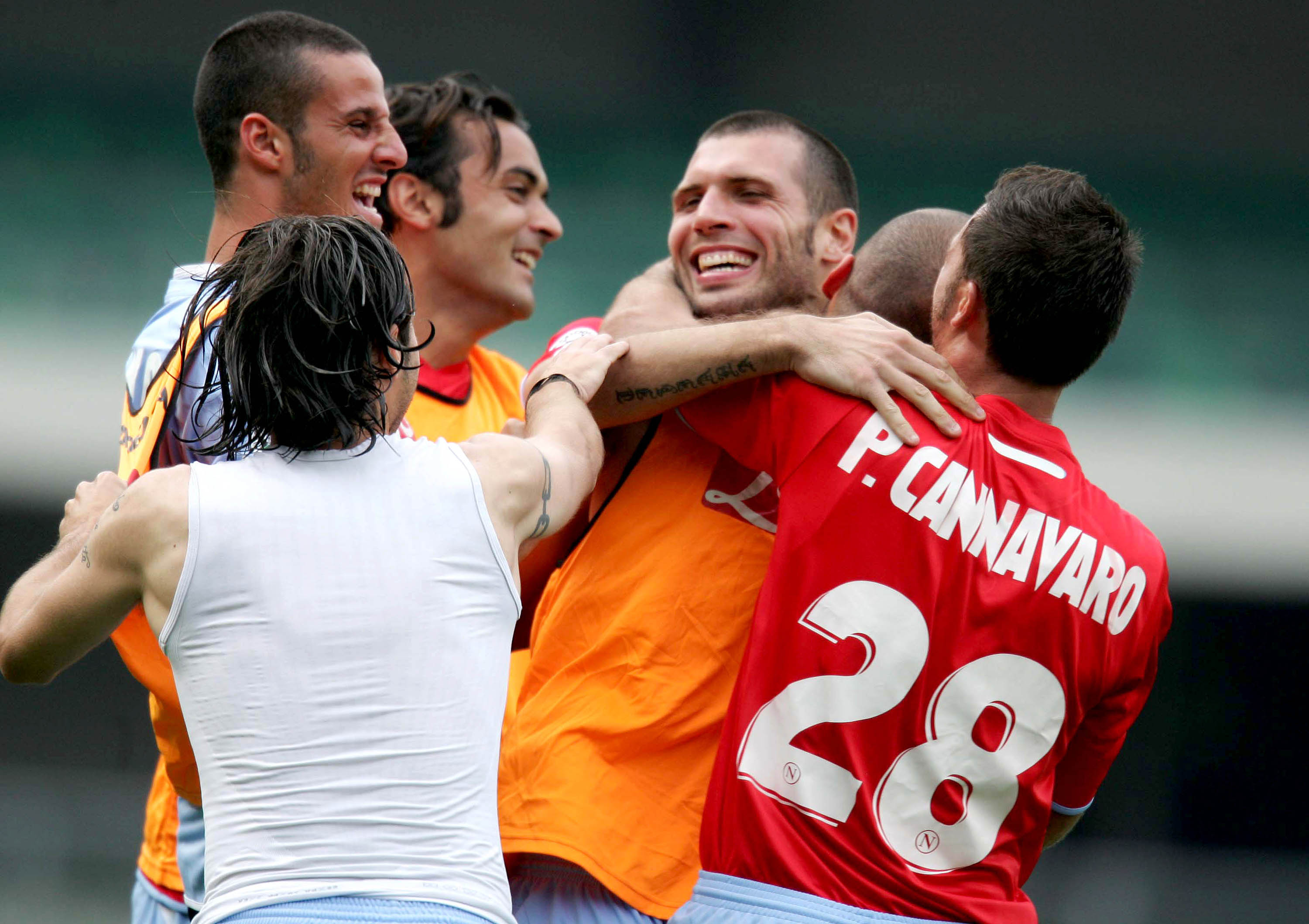 Maurizio Domizzi e Paolo Cannavaro esultano con i compagni del Napoli