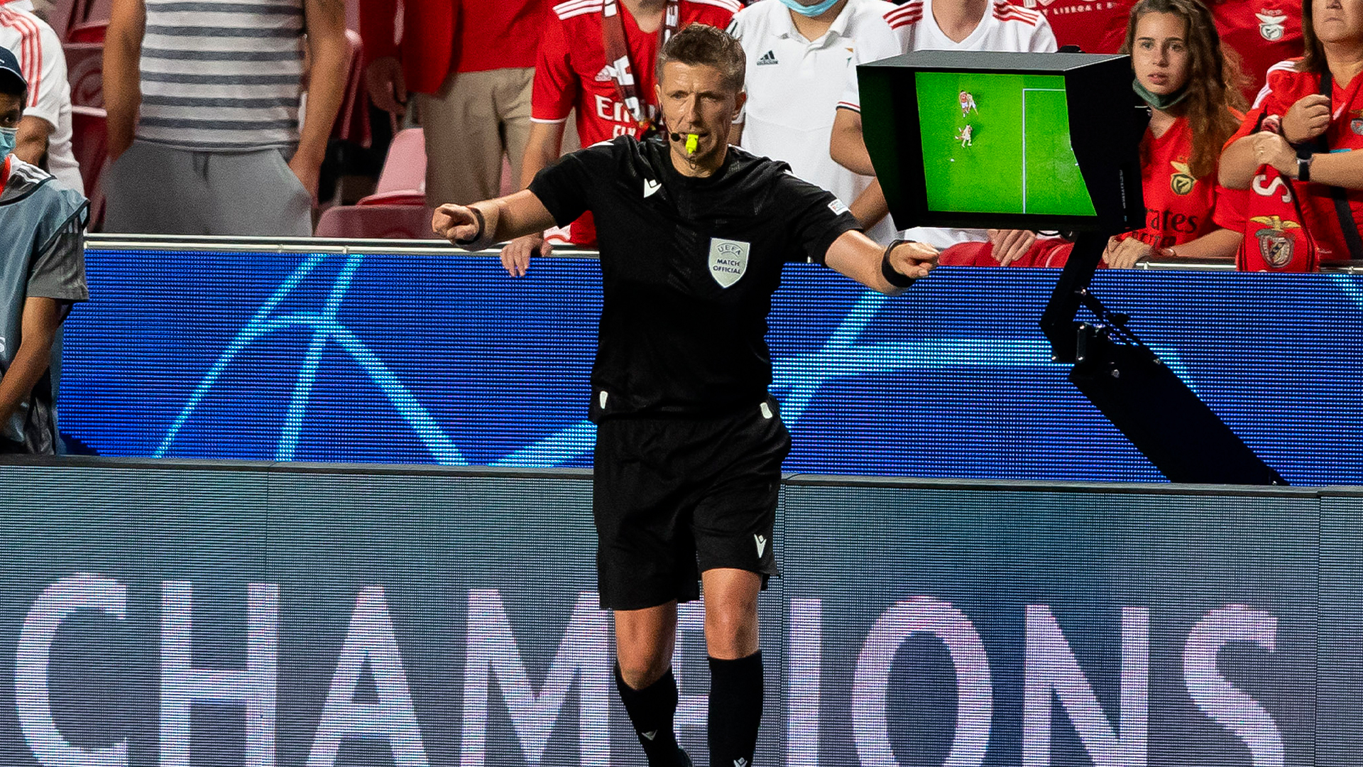 Daniele Orsato assegna un rigore dopo aver consultato il VAR