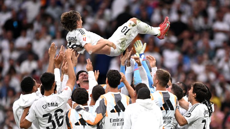 Luka Modric festeggiato da tutti i compagni del Real Madrid