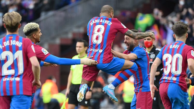 Dani Alves esulta dopo il gol in Barcellona-Atletico Madrid