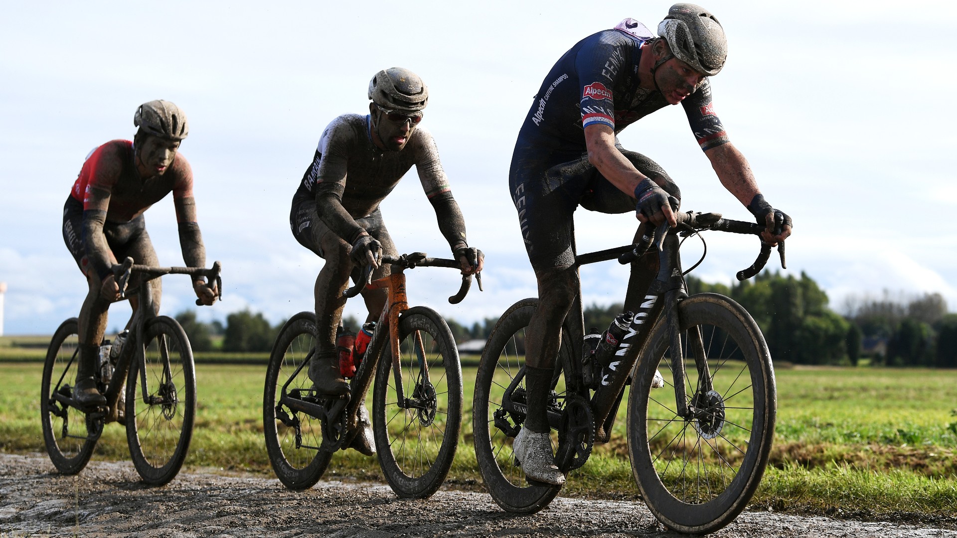 Mathieu van der Poel, Wout Van Aert e Sonny Colbrelli alla Parigi-Roubaix 2021