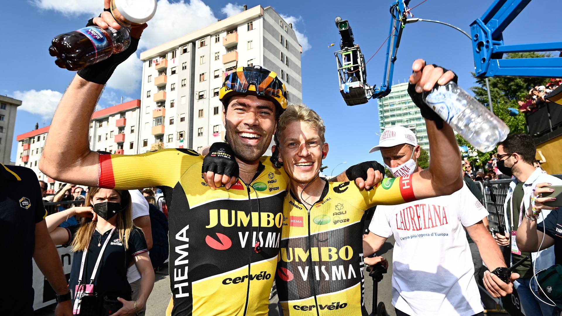 Giro d'Italia 2022, Tom Dumoulin e Ken Bouwman esultano a Potenza sul traguardo della 7a tappa