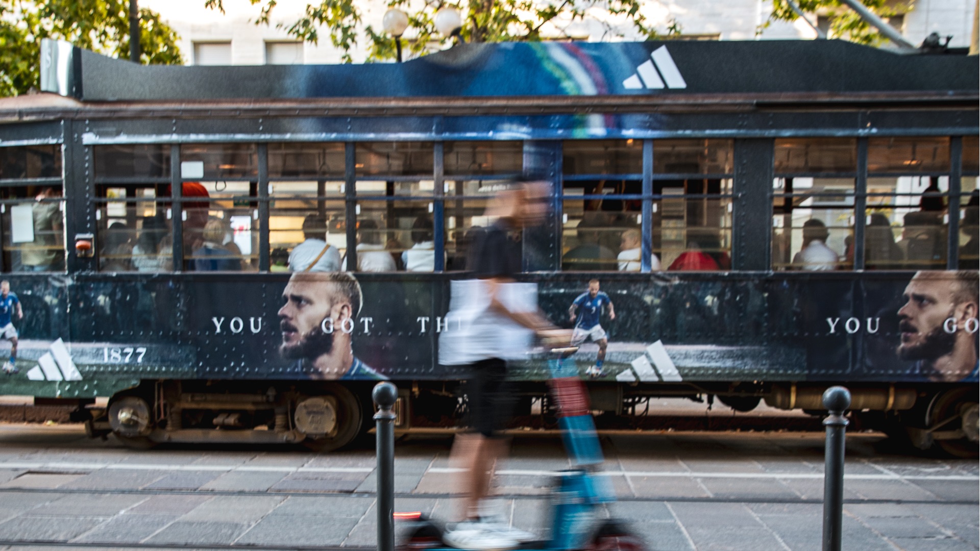 Il tram 1 si colora d'azzurro