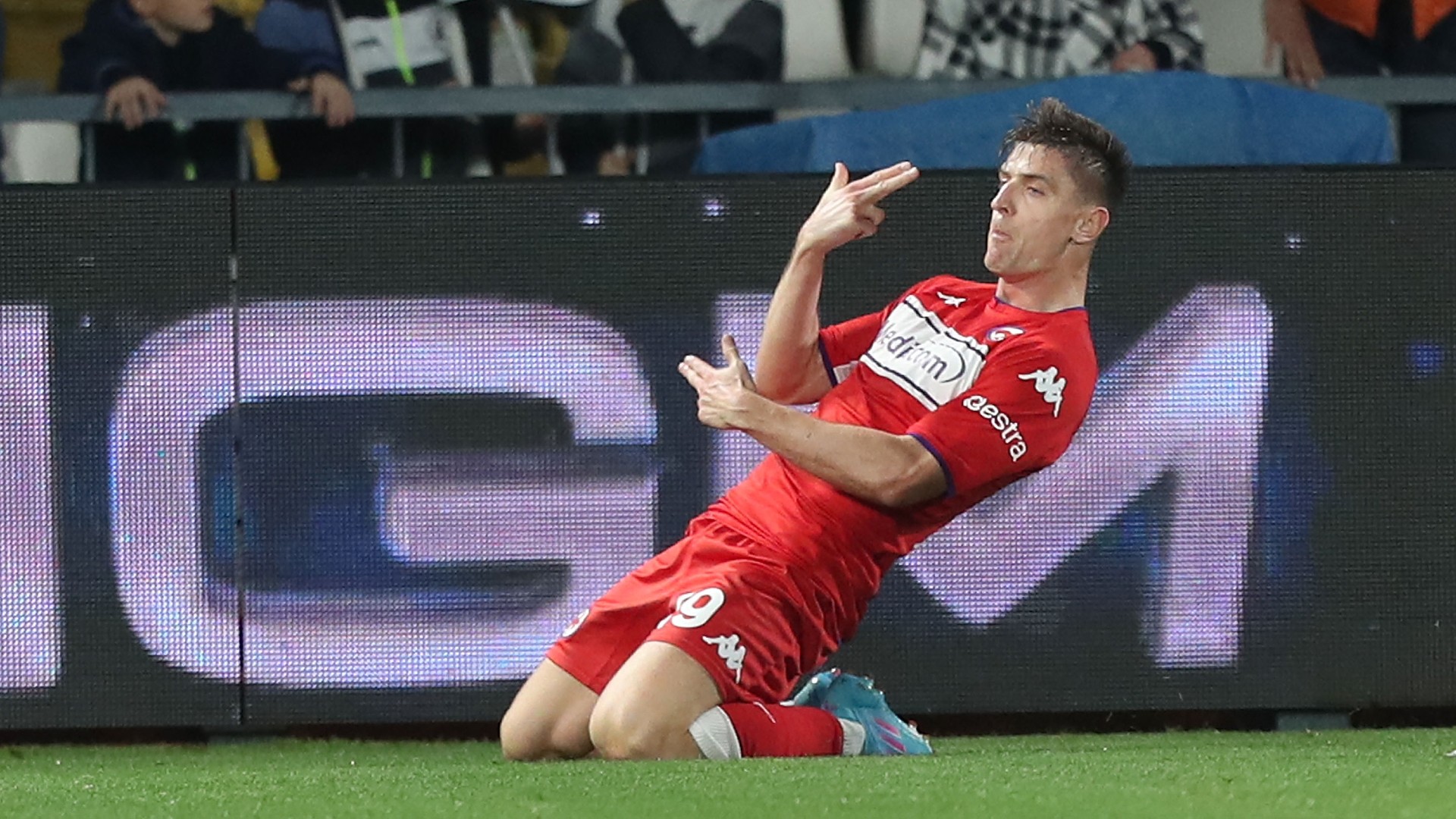 L'esultanza del pistolero Piatek con la Fiorentina