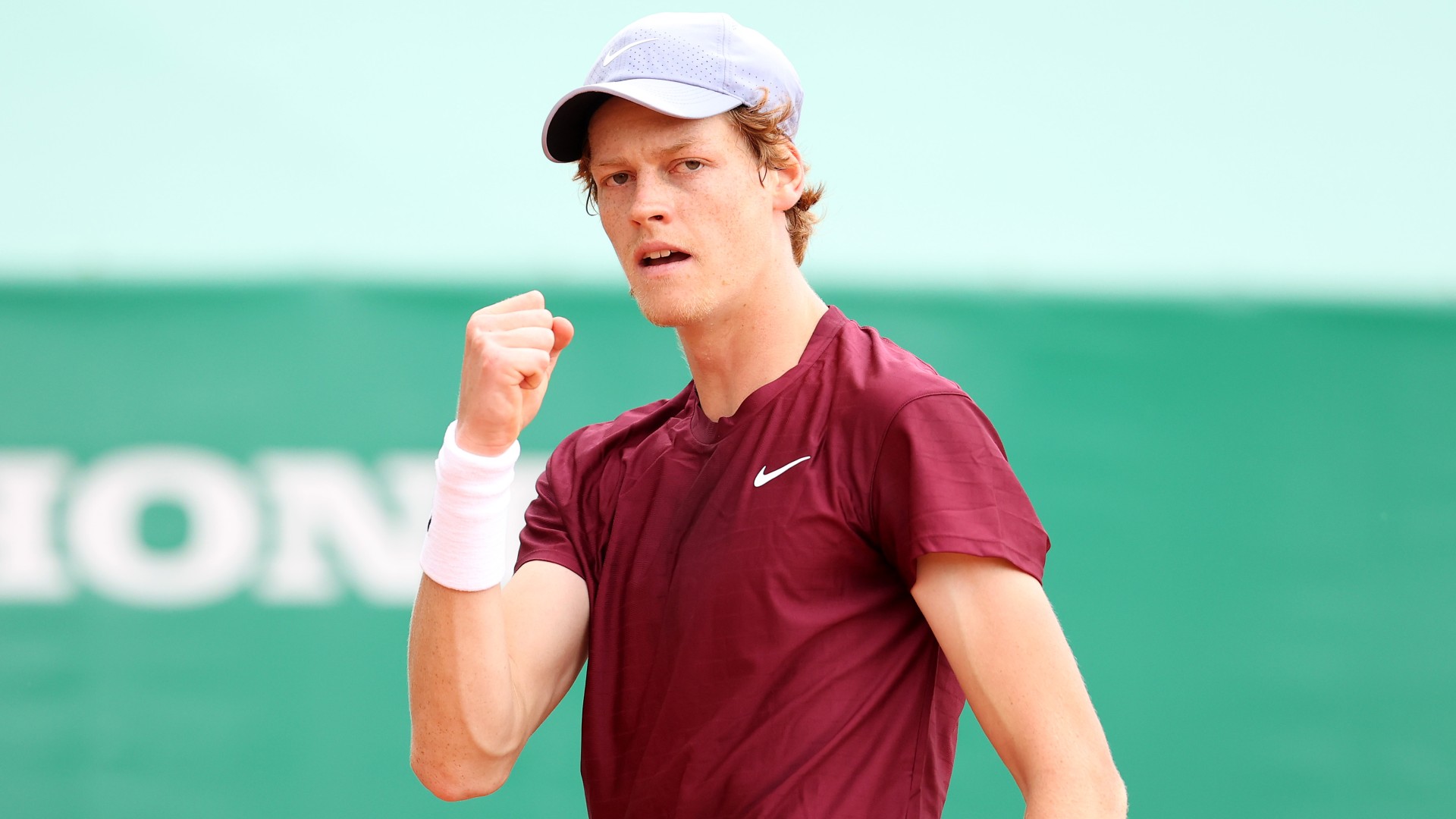 Jannik Sinner esulta dopo un punto vinto