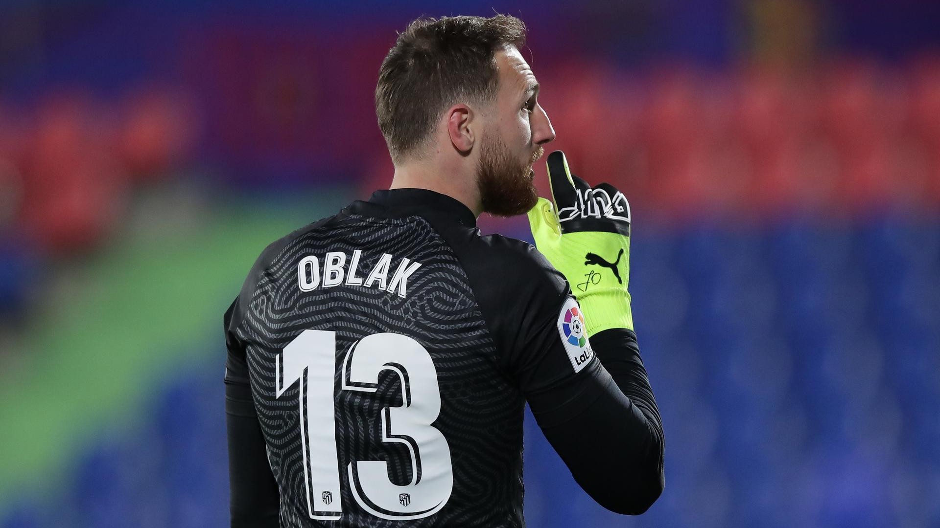 Jan Oblak, portiere dell'Atletico Madrid, zittisce qualcuno tra il pubblico