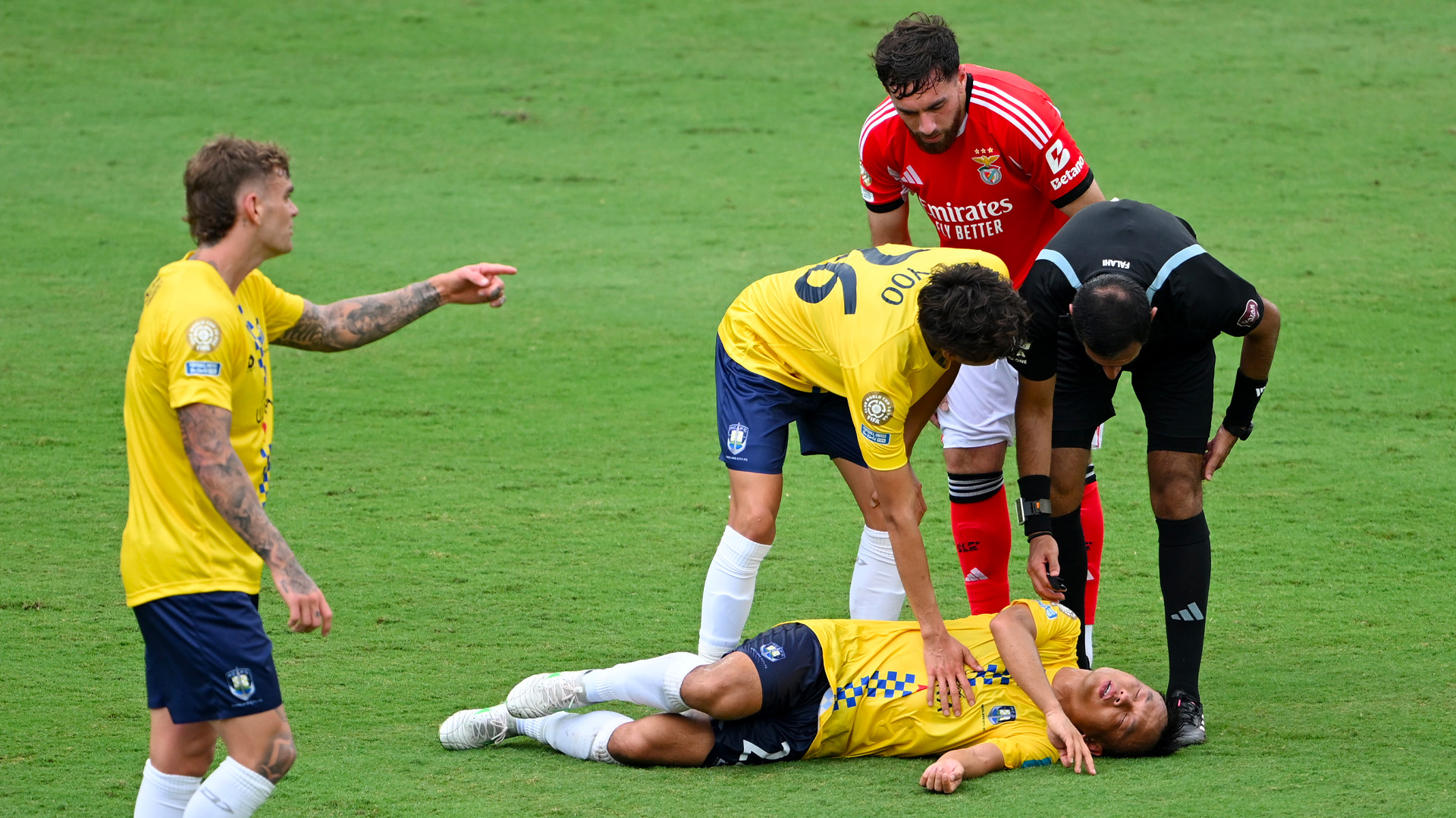 Tong Zhou in Benfica-Auckland City: infortunio alla testa