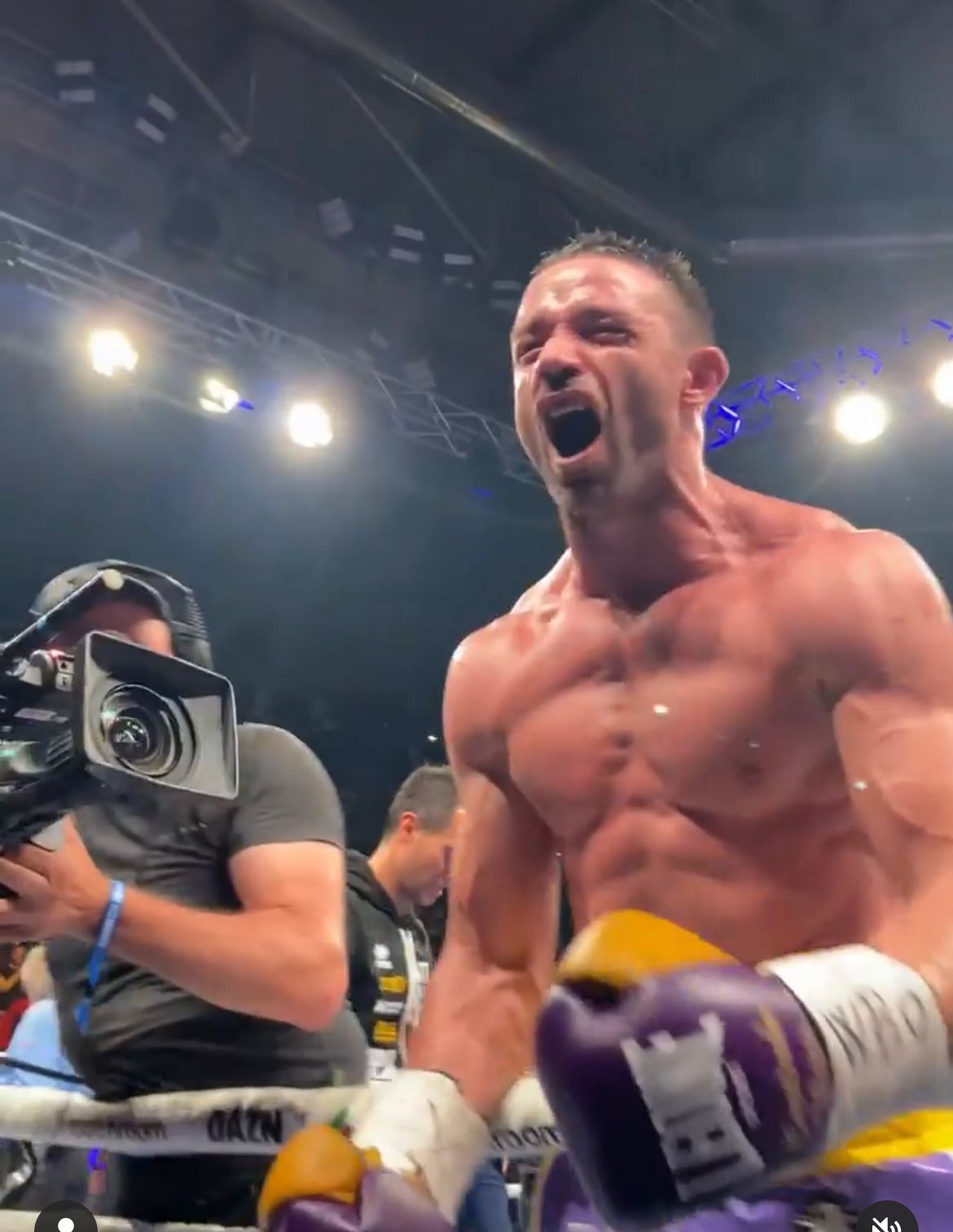 L'esultanza di Giovanni De Carolis alla Milano Boxing Night contro Scardina