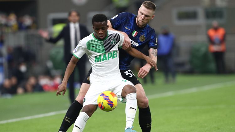 Traore e Skriniar a contrasto durante Inter-Sassuolo