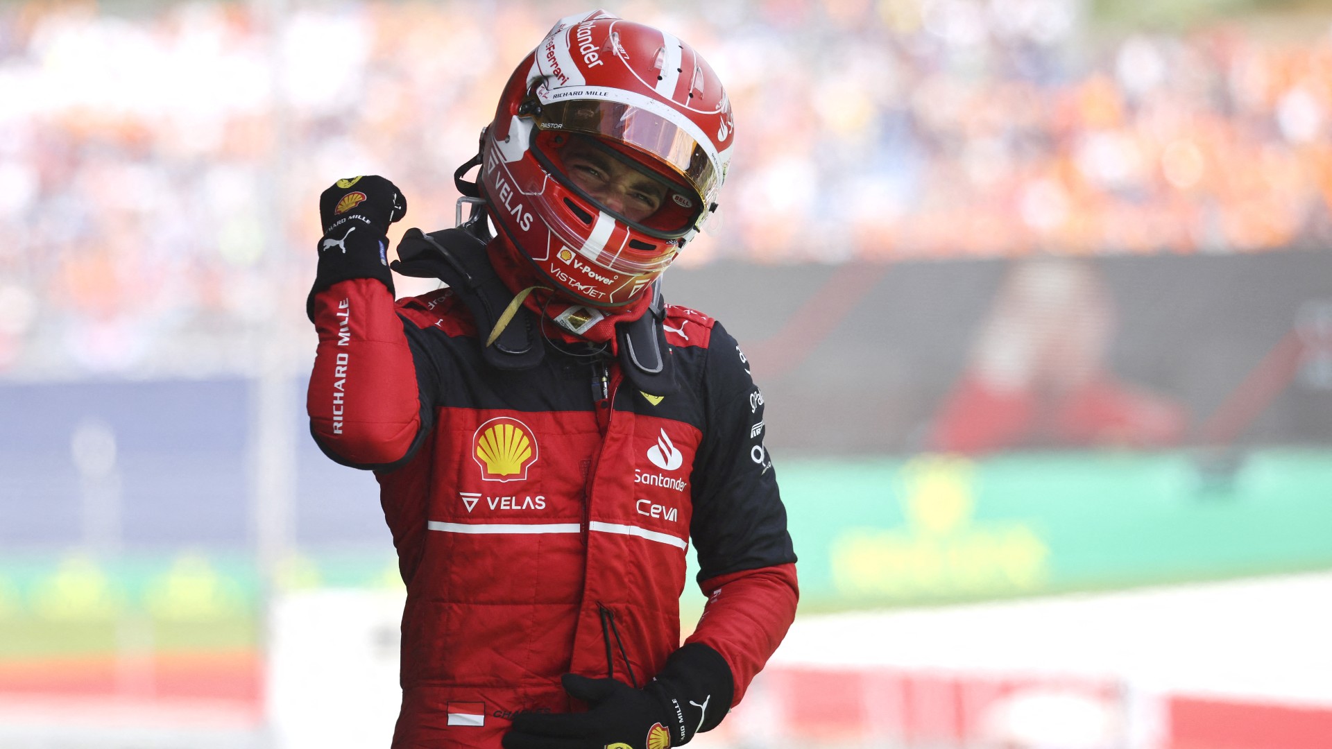 Charles Leclerc esulta dopo la vittoria nel GP d'Austria con la Ferrari