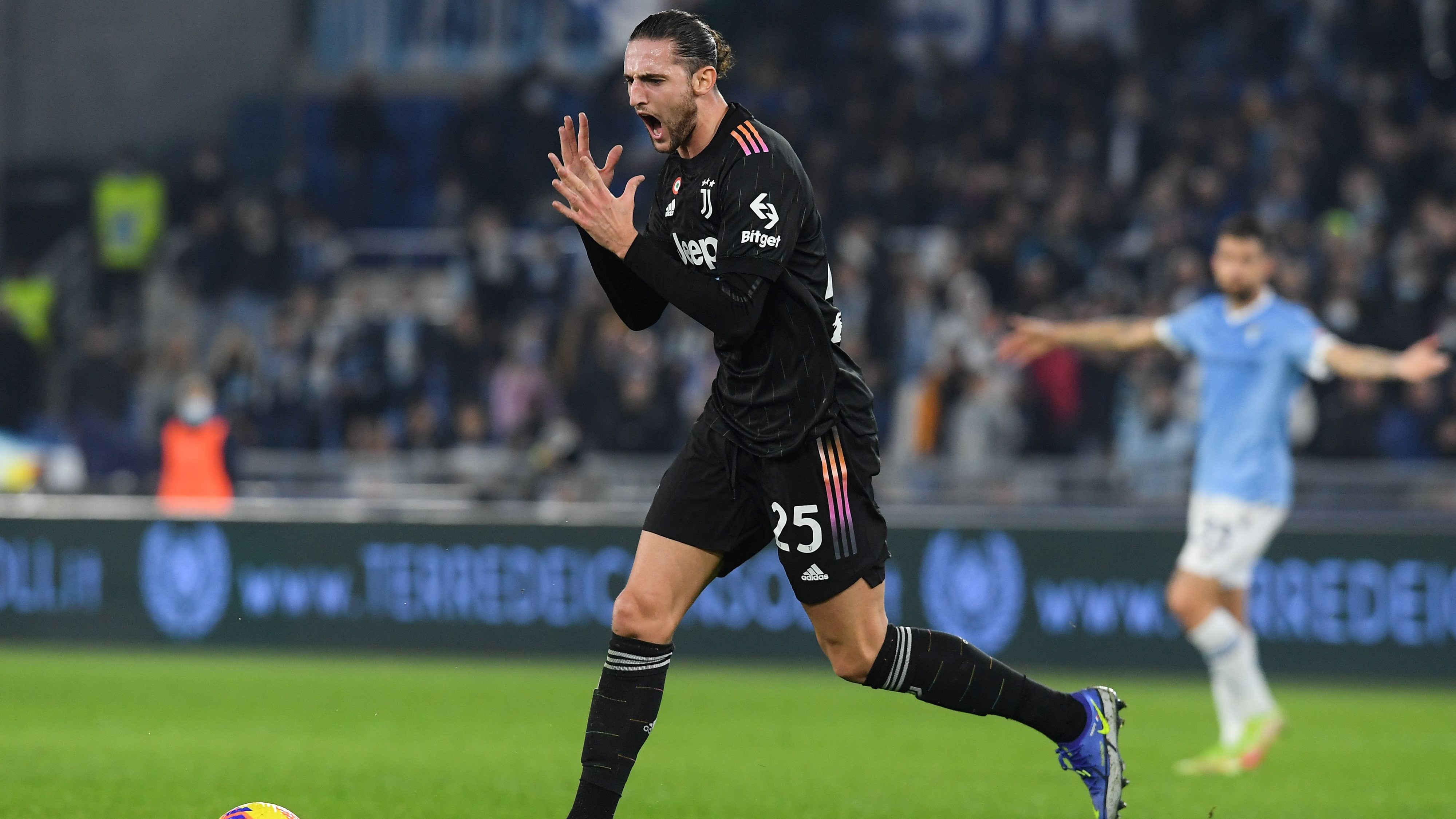 Rabiot in azione con la maglia della Juventus