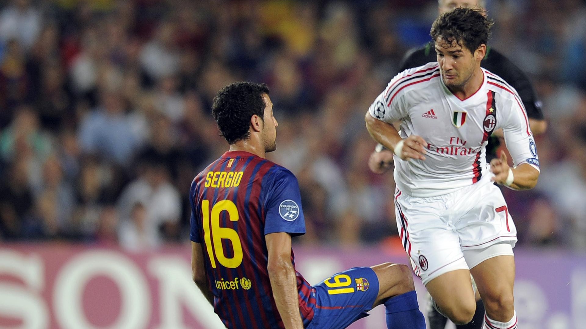 Pato dribbla Busquets e va in gol al Camp Nou