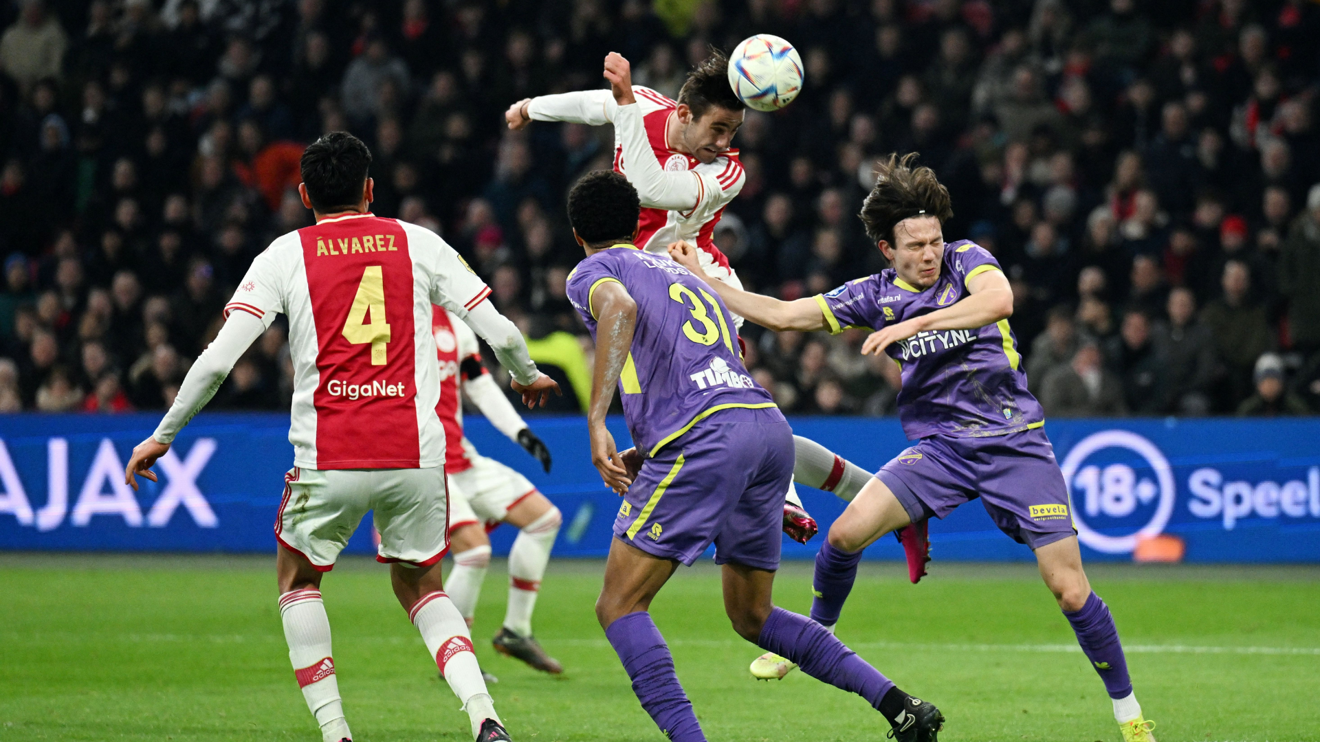 Lorenzo Lucca colpisce di testa con la maglia dell'Ajax