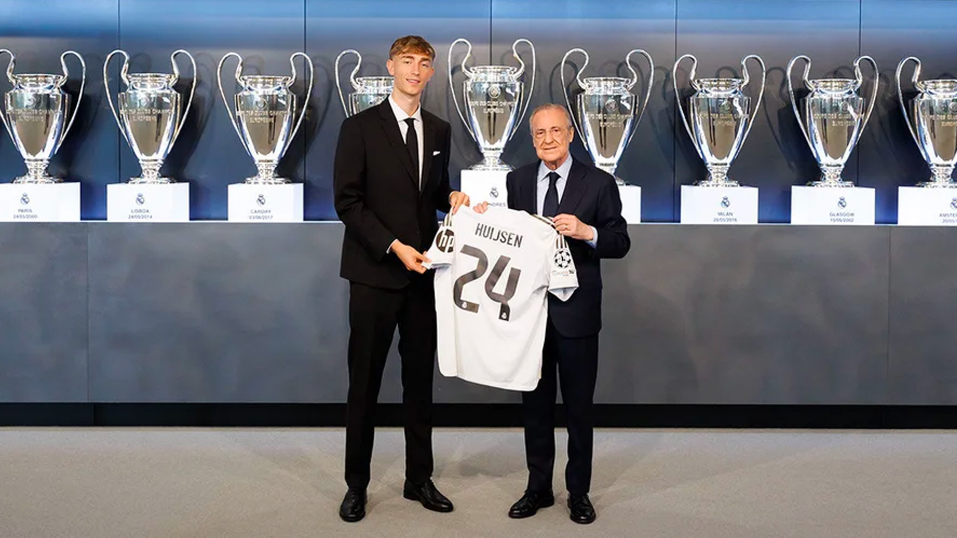 Huijsen con Florentino Perez mostra la sua nuova maglia del Real Madrid