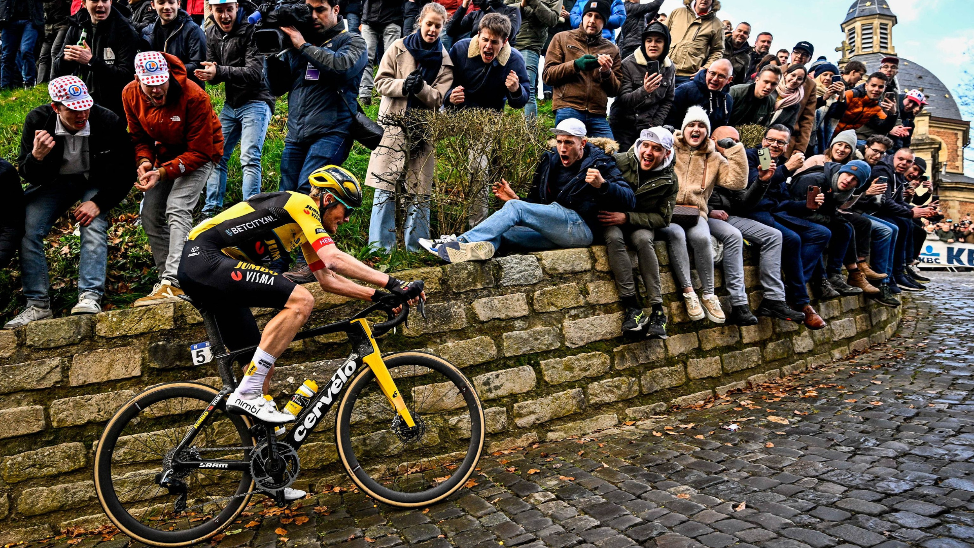 Dylan van Baarle vince la Omloop Het Nieuwsblad 2023