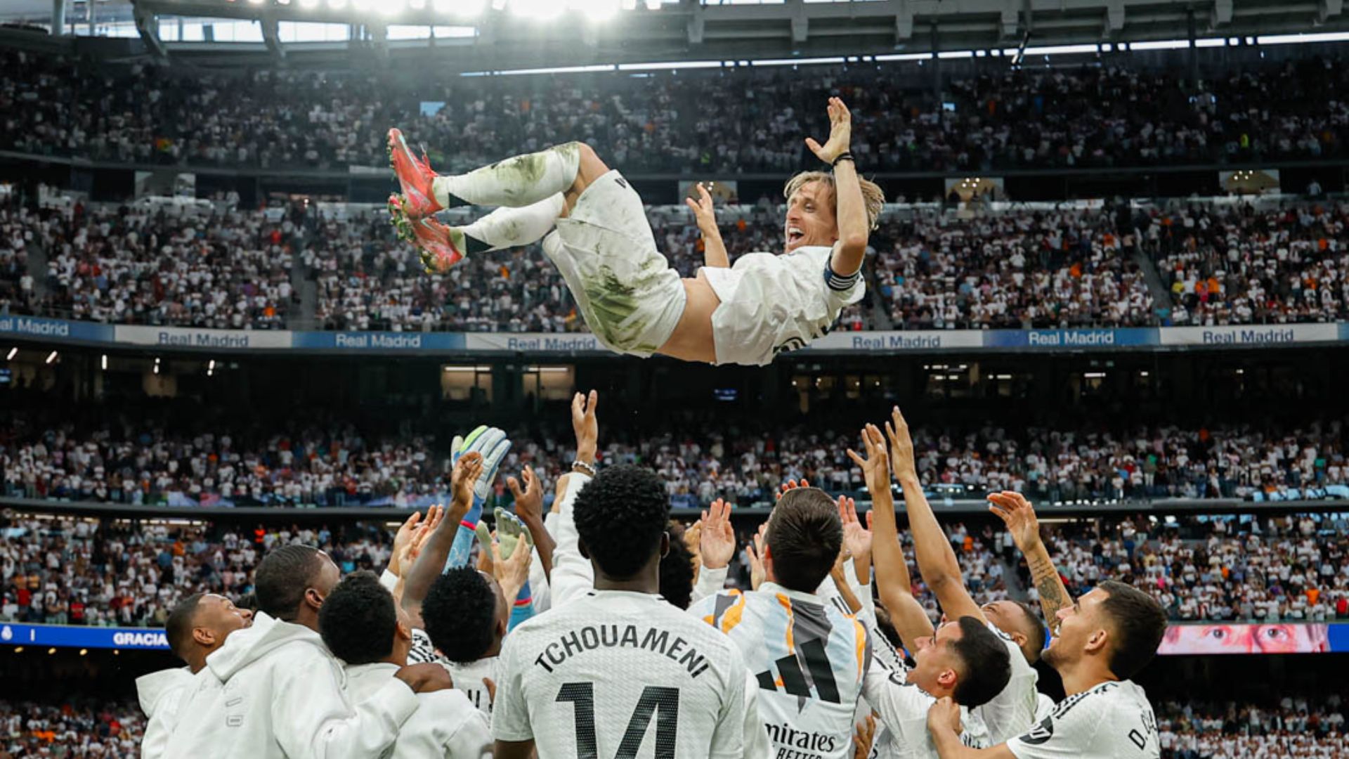 Modric es manteado por sus compañeros