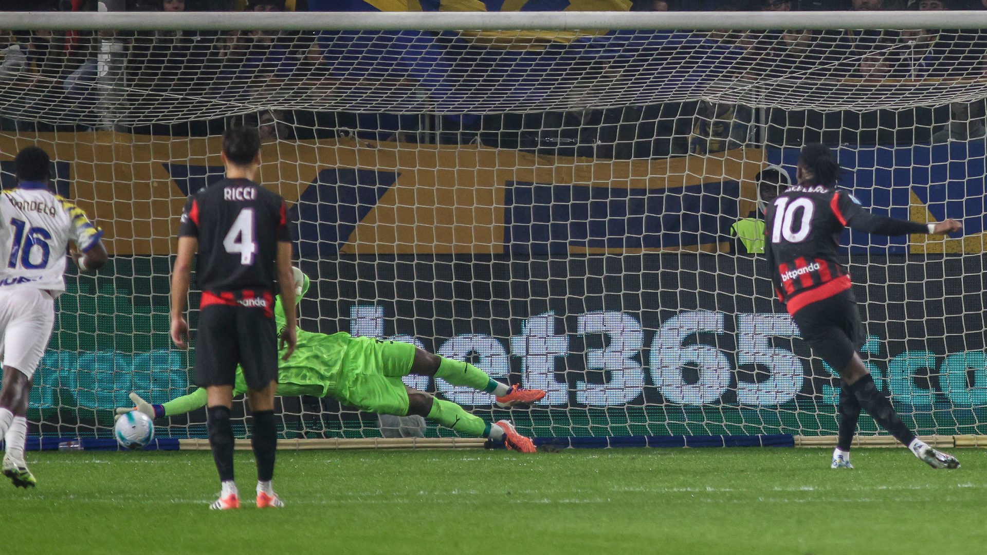 2025-11-08-milan-rafael-leao-parma-zion-suzuki