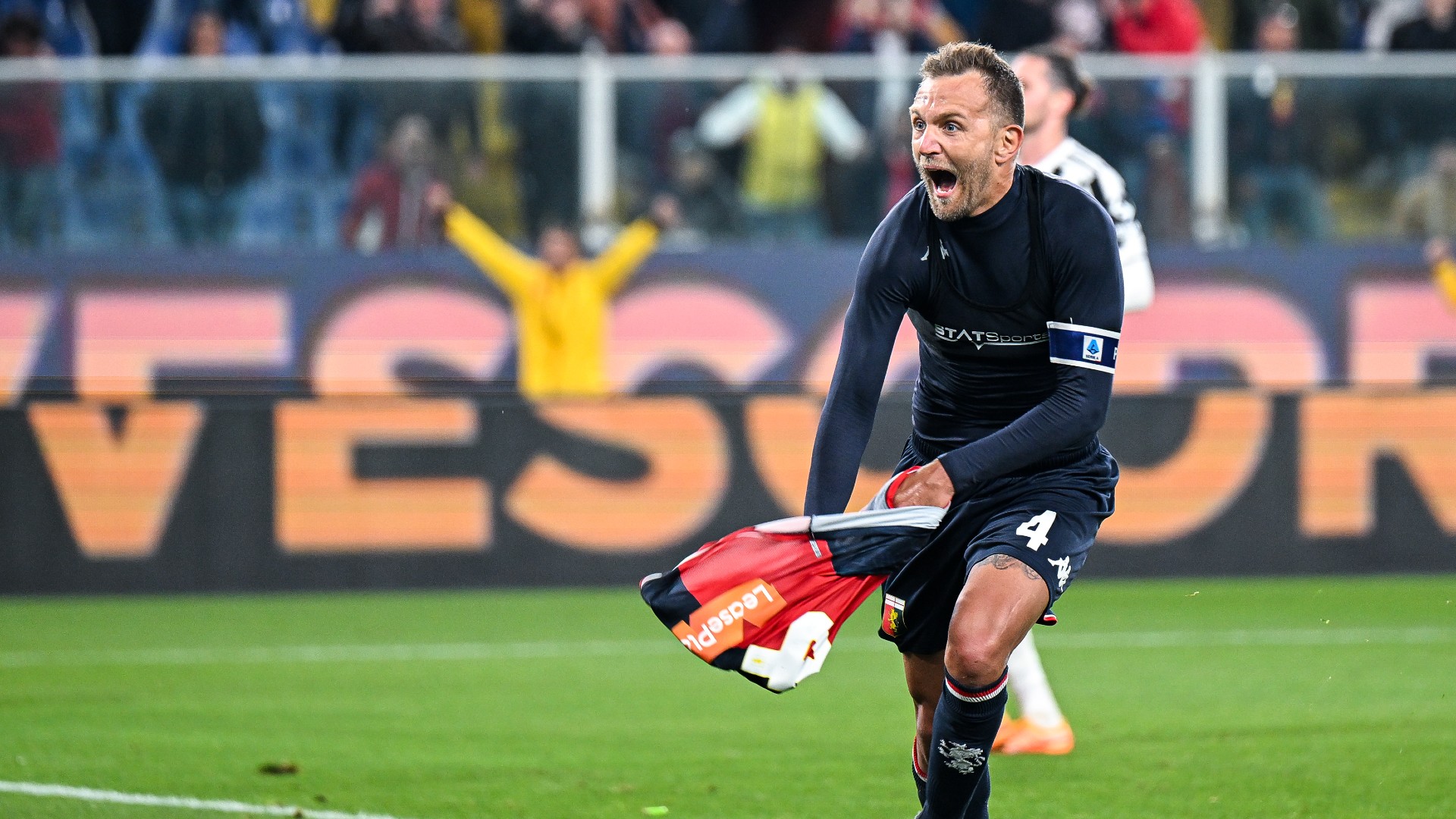 Serie A TIM 2021-22, Domenico Criscito segna al 96' il rigore di Genoa-Juventus 2-1