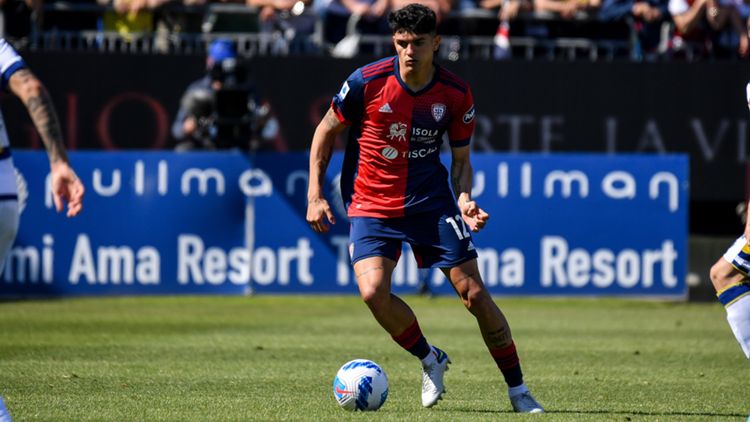 Raoul Bellanova in campo con la maglia del Cagliari