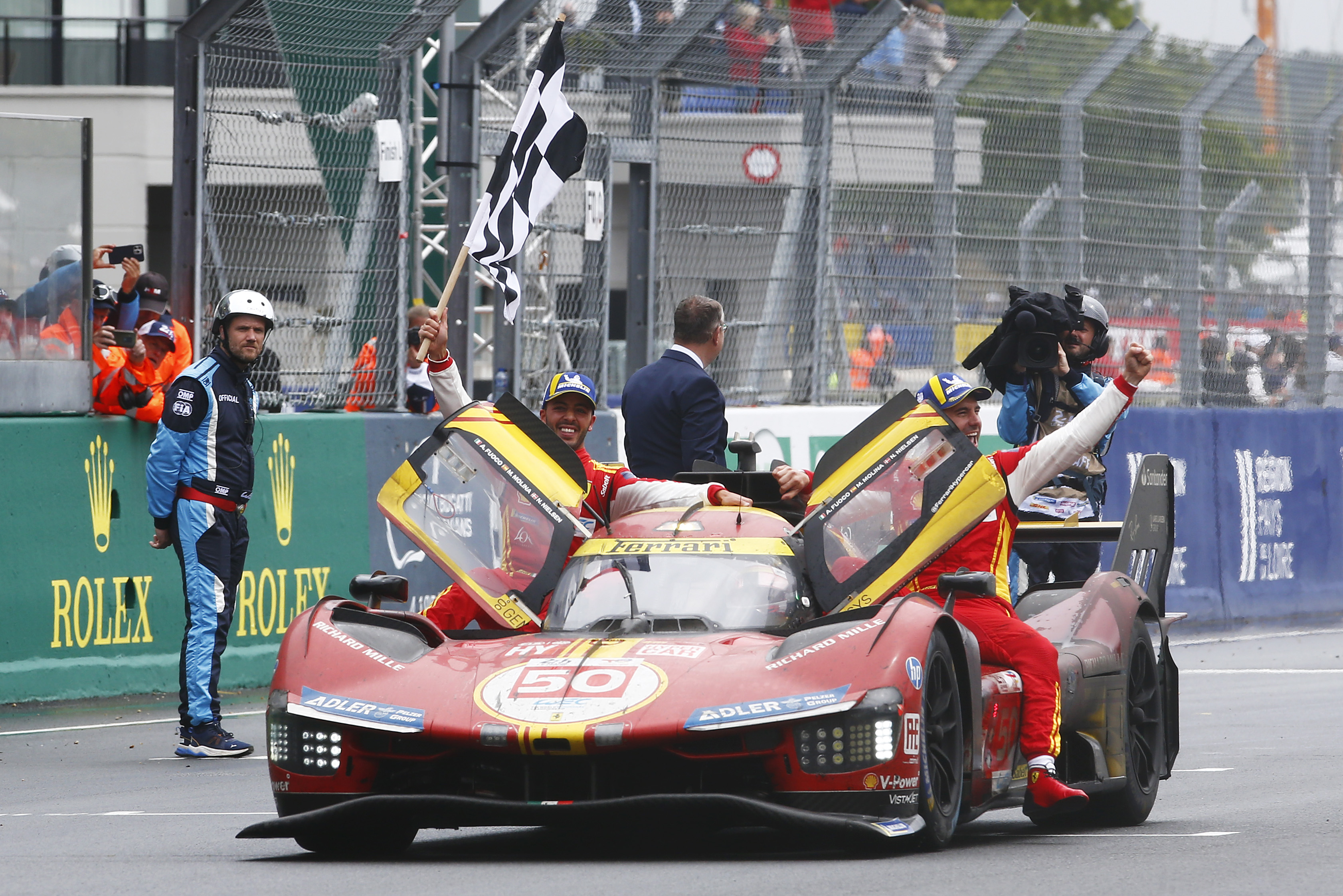 Miguel Molina celebrando la victoria en las 24 Horas de Le Mans