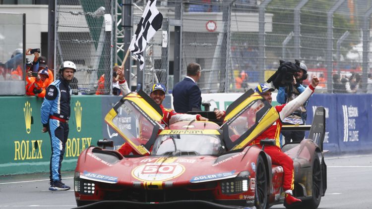 Miguel Molina celebrando la victoria en las 24 Horas de Le Mans