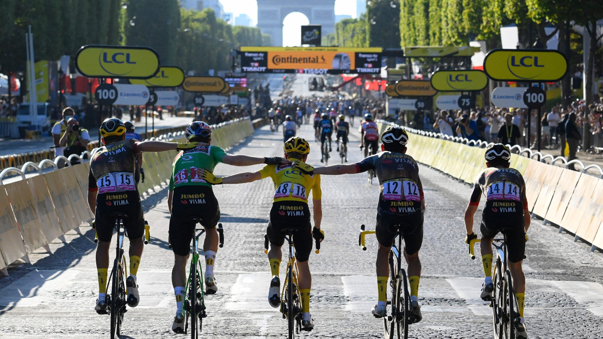 Tour de France 2022, Jonas Vingegaard sugli Champs Elysees con la Jumbo Visma