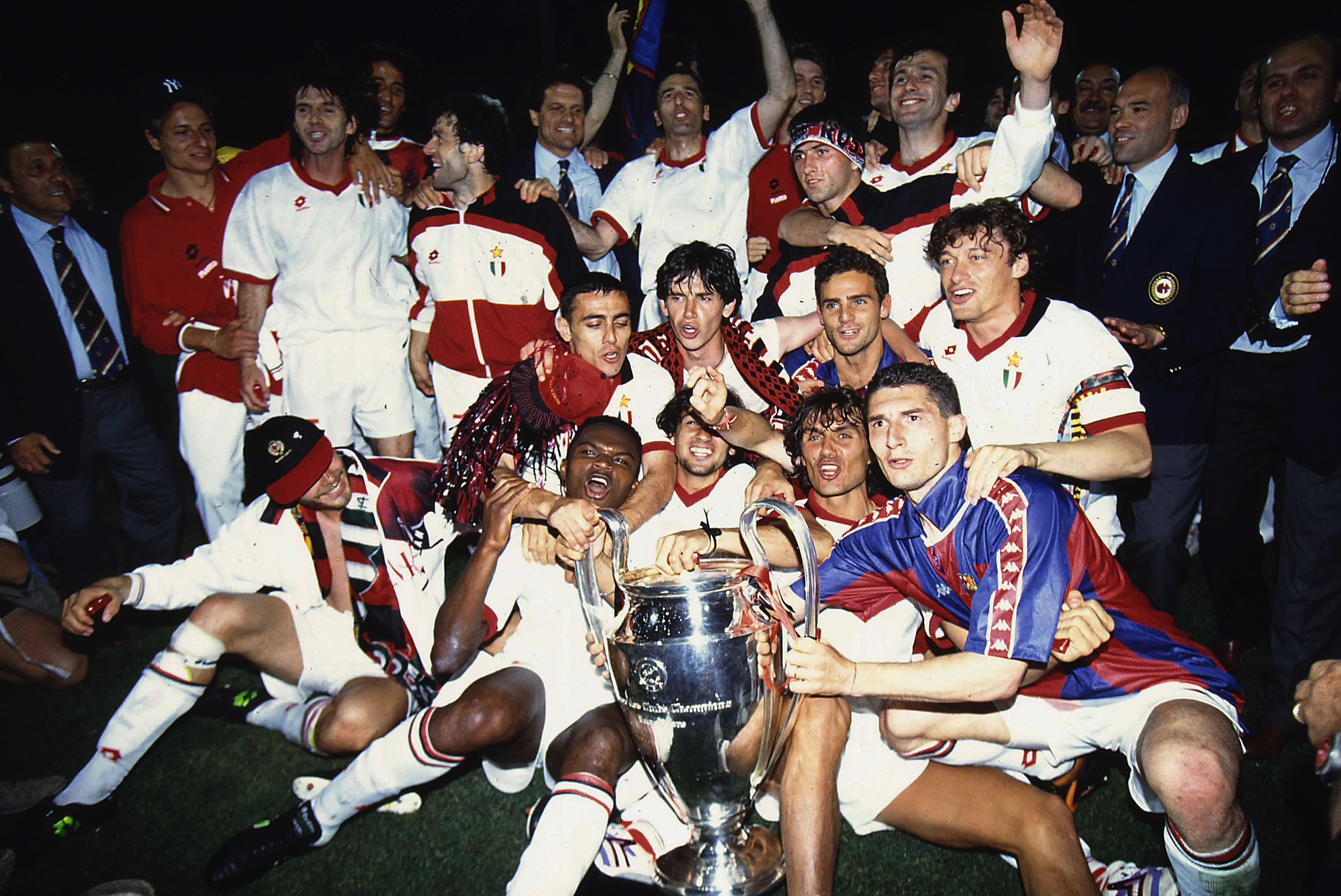 I giocatori del Milan esultano per la Champions League vinta nel 1994