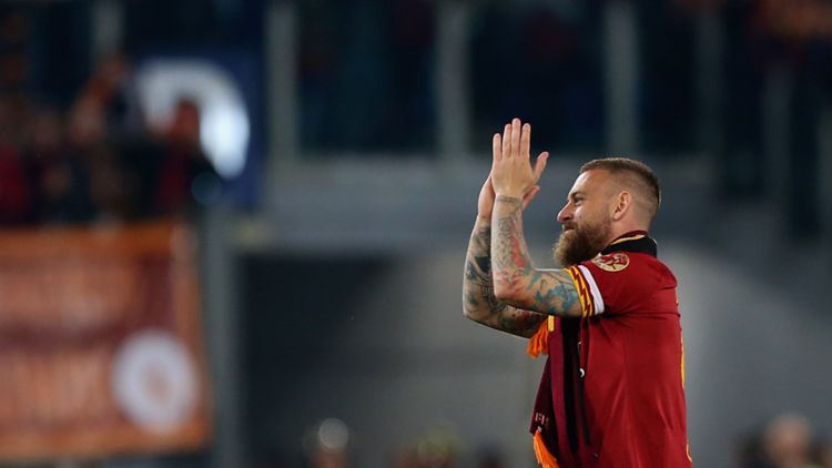 Daniele De Rossi saluti i tifosi della Roma