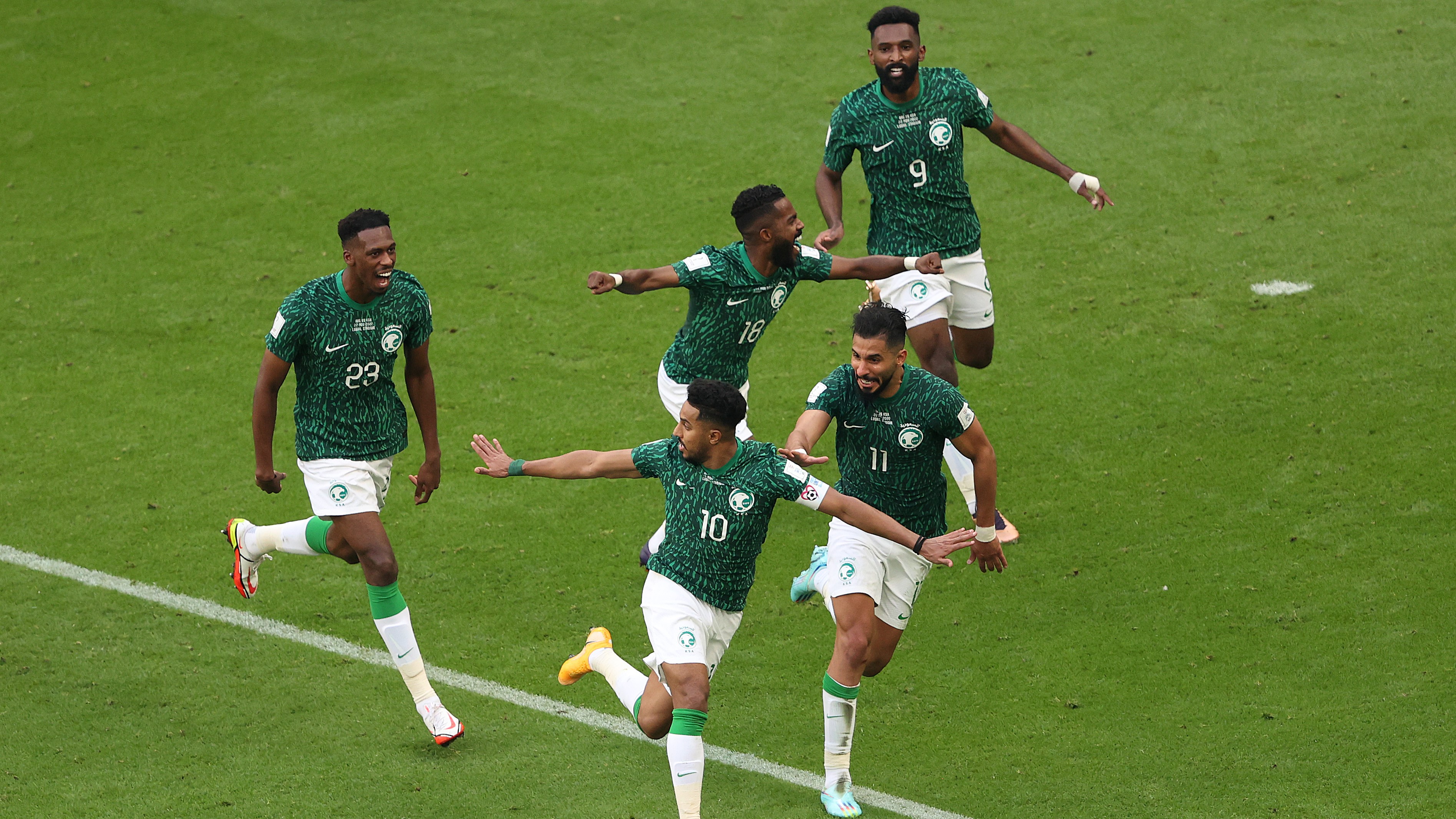 I giocatori dell'Arabia Saudita esultano dopo la vittoria contro l'Argentina